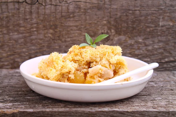 Crumble with apple and cinnamon — Stock Photo, Image