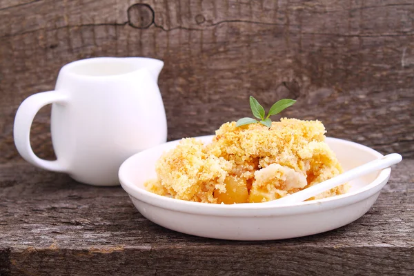 Crumble with apple and cinnamon — Stock Photo, Image