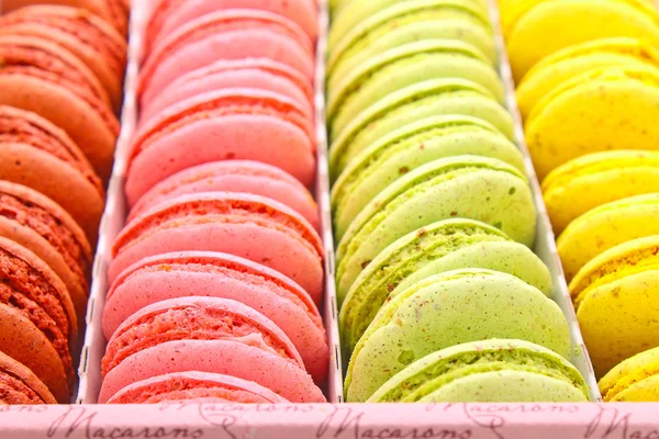 Çok renkli lezzetli macaroons — Stok fotoğraf