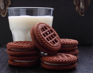 Bir bardak sütlü çikolatalı kurabiye.