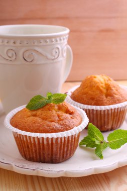 ev yapımı kekler nane çay ile dekore edilmiştir.