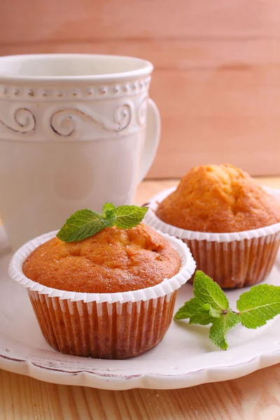 Hausgemachte Muffins dekoriert Minze mit Tasse Tee — Stockfoto