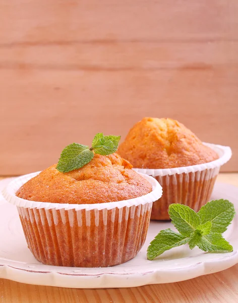 Hausgemachte Muffins mit Minzblättern dekoriert — Stockfoto