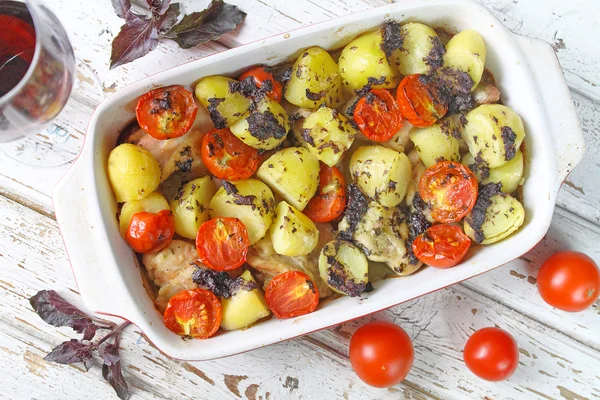 Baked potatoes with chicken, basil and tomatoes — Stock Photo, Image