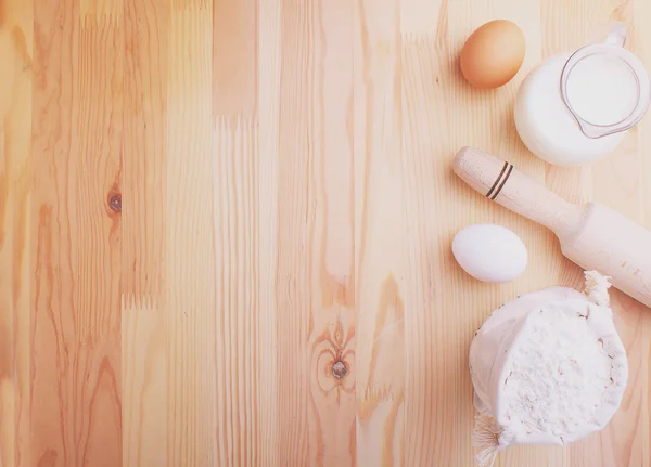 卵、小麦粉、牛乳、ウッドの背景に泡立て器 — ストック写真