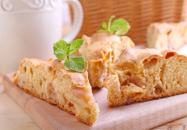 Zelfgemaakte cake met appels — Stockfoto