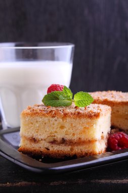 Ceviz, tarçın ve şeker koyu arka plan üzerinde ev yapımı kek