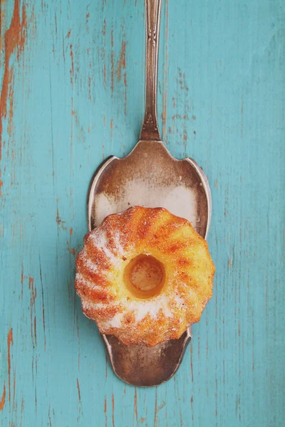 Hausgemachter Kuchen mit Puderzucker auf der Klinge für Kuchen — Stockfoto