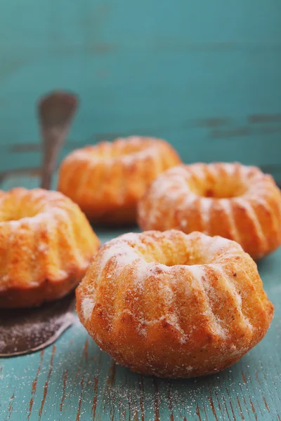 Zelfgemaakte cake met poedersuiker op het mes voor cake — Stockfoto