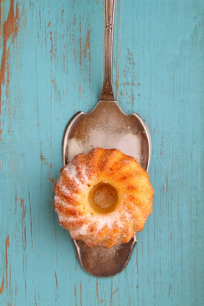 Hausgemachter Kuchen mit Puderzucker auf der Klinge für Kuchen — Stockfoto