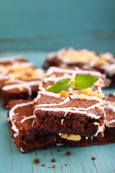 Bolo de chocolate brownie com nozes e cobertura — Fotografia de Stock