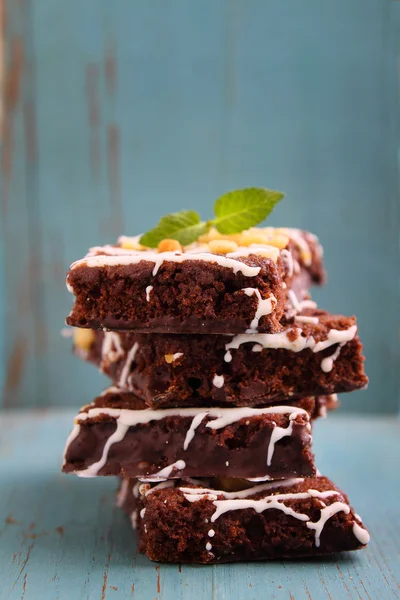 Chocolade brownie cake met noten en slagroom — Stockfoto