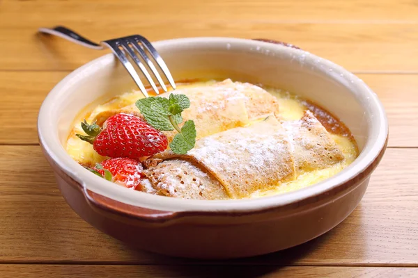 Gewalzte Pfannkuchen auf Teller — Stockfoto