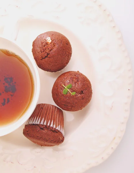 차 한 잔과 초콜릿 컵 케이크 — 스톡 사진