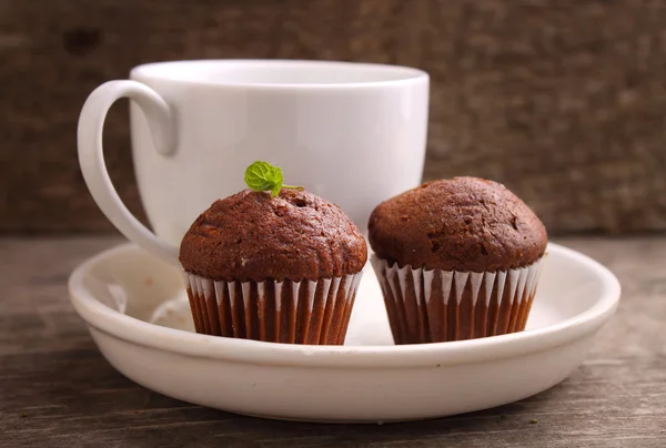 Schokoladen-Cupcakes mit einer Tasse Tee — Stockfoto