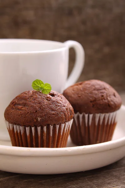 Schokoladen-Cupcakes mit einer Tasse Tee — Stockfoto