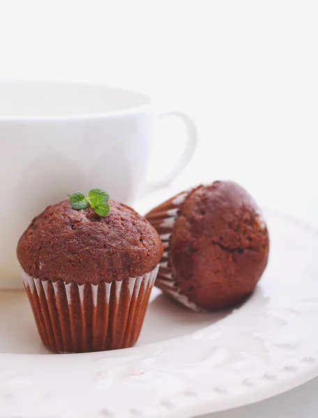 Schokoladen-Cupcakes mit einer Tasse Tee — Stockfoto