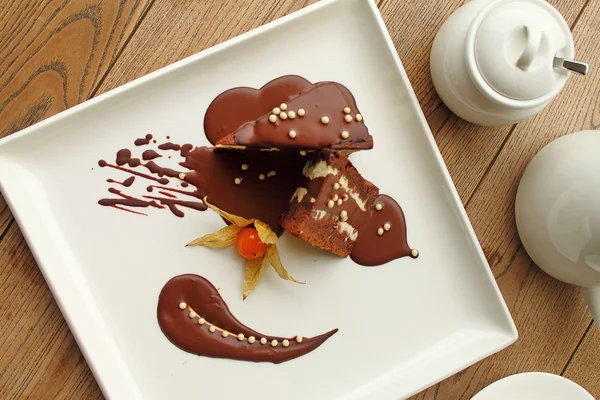 Шоколадний десерт на столі з чаєм — стокове фото
