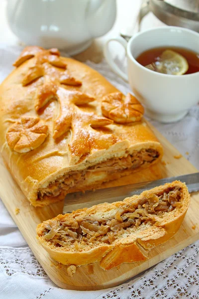 Torta com repolho, cozinha russa — Fotografia de Stock