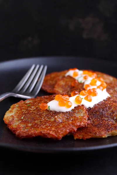 Potato pancakes with sour cream — Stock Photo, Image