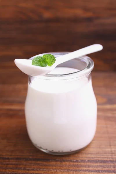 Frasco de yogur y una cuchara —  Fotos de Stock