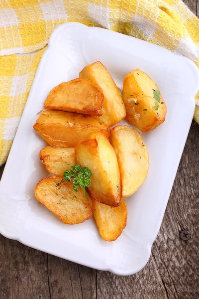 Запеченный картофель со специями — стоковое фото