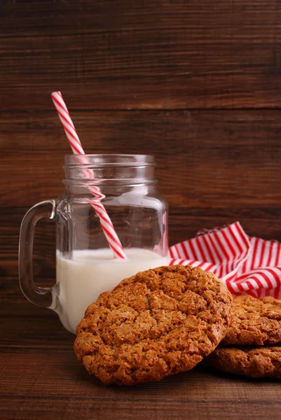 Yulaf ezmeli kurabiye ve süt — Stok fotoğraf