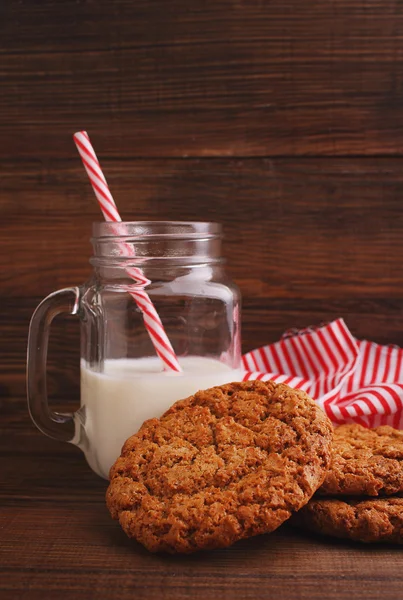 オートミール クッキーとミルク — ストック写真