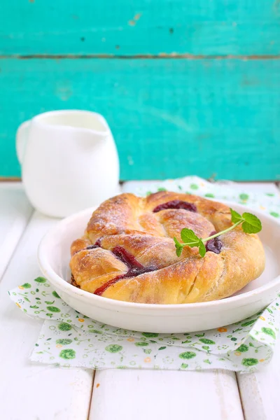 Rollo de Pascua con cerezas — Foto de Stock