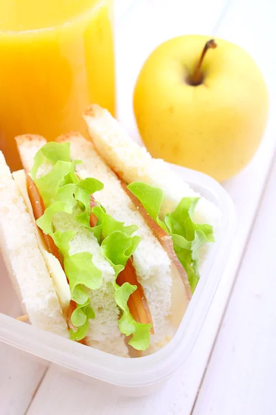 Scatola da pranzo con panino — Foto Stock