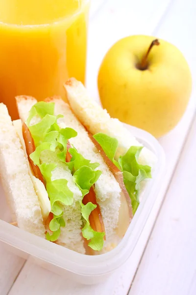 Scatola da pranzo con panino — Foto Stock