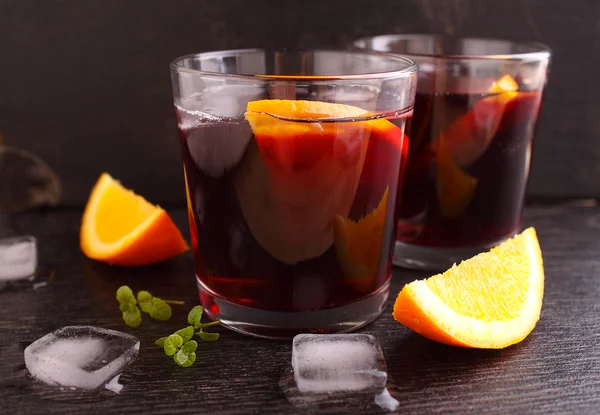 Cocktail frio com laranja — Fotografia de Stock