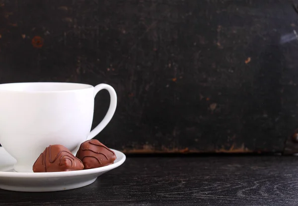 チョコレートのお菓子と白いカップ — ストック写真