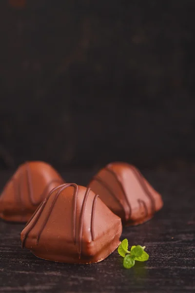 Шоколадные конфеты и мята — стоковое фото
