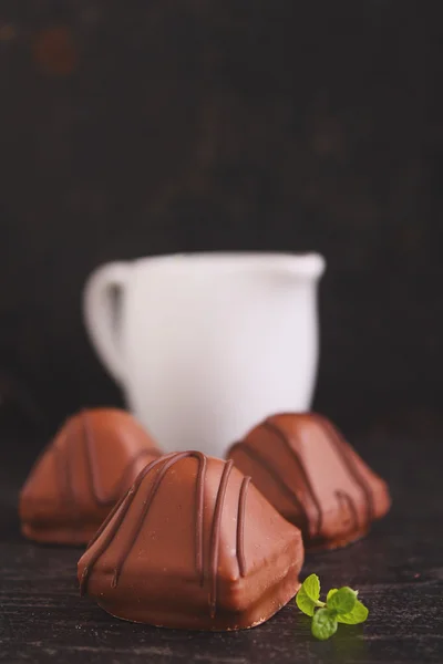 Pralinen Bonbons und weiße Tasse — Stockfoto