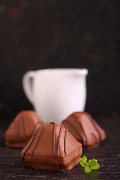 Bomboane de ciocolată și ceașcă albă — Fotografie, imagine de stoc