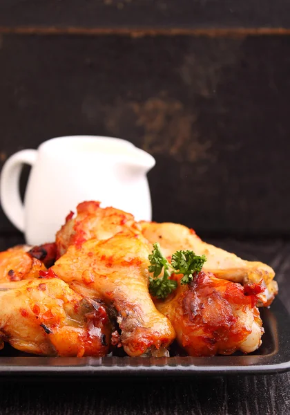 Hühnerflügel in Tomatensauce gebacken — Stockfoto