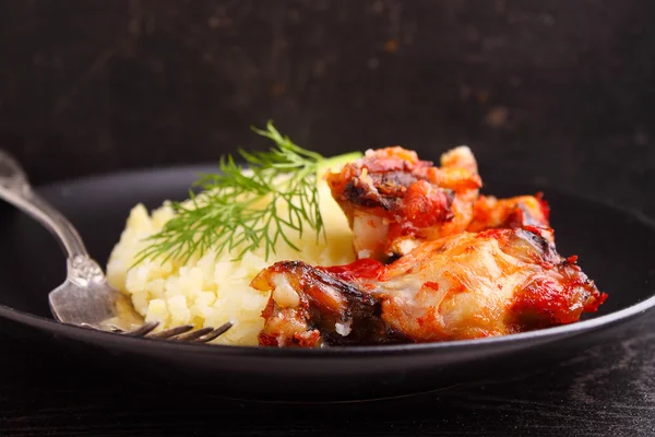 Mashed potatoes with chicken wings — Stock Photo, Image