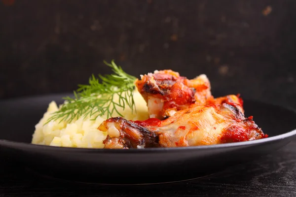 Mashed potatoes with chicken wings — Stock Photo, Image