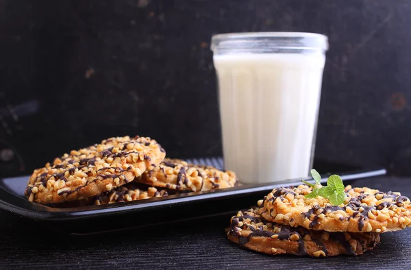 Koekjes met chocolade en noten — Stockfoto