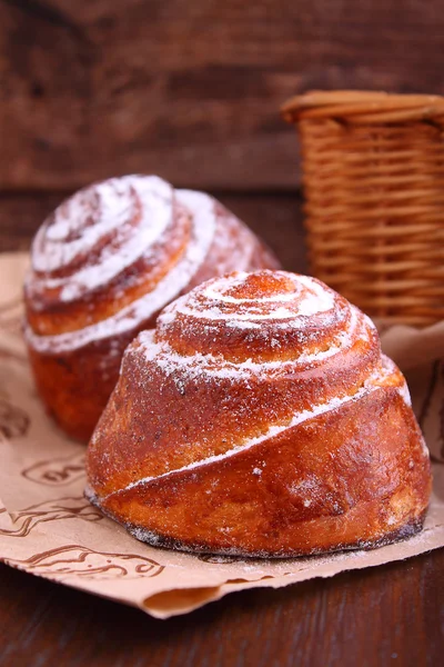 Petits pains à la cannelle et au sucre en poudre — Photo
