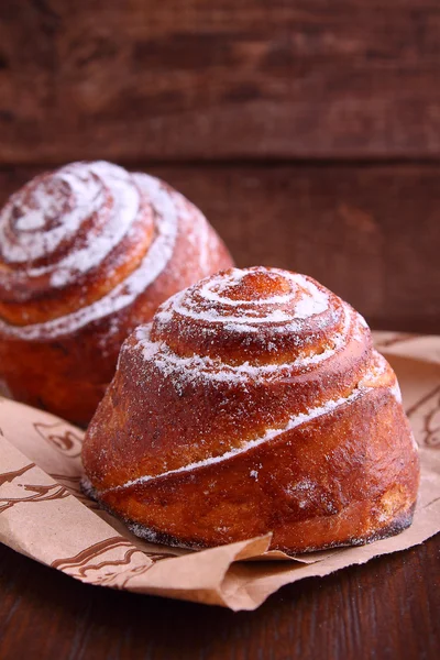 Petits pains à la cannelle et au sucre en poudre — Photo