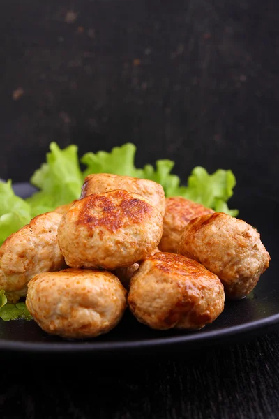 Chicken cutlets with lettuce leaves — Stock Photo, Image