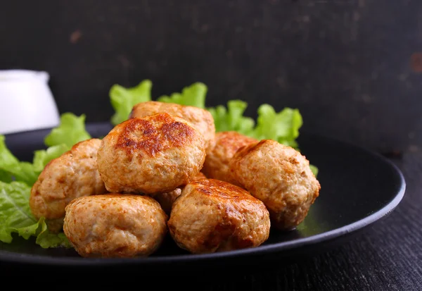 Kip schnitzels met sla bladeren — Stockfoto