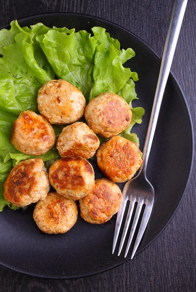 Chicken cutlets with lettuce leaves — Stock Photo, Image