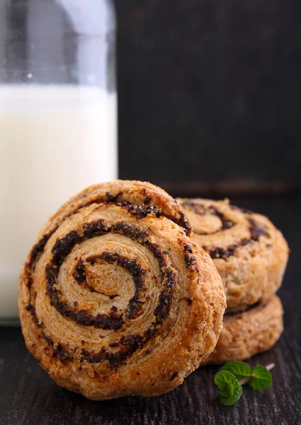 Haşhaş tohumu ve süt ile buns — Stok fotoğraf