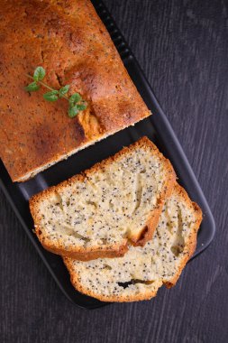 haşhaş tohumu ve karanlık bir arka plan üzerine krema ile tatlı narenciye pasta