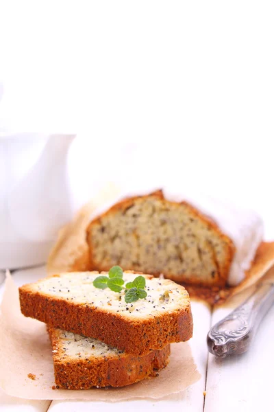 Сладкий цитрусовый торт с маком семян и глазури на белом фоне — стоковое фото