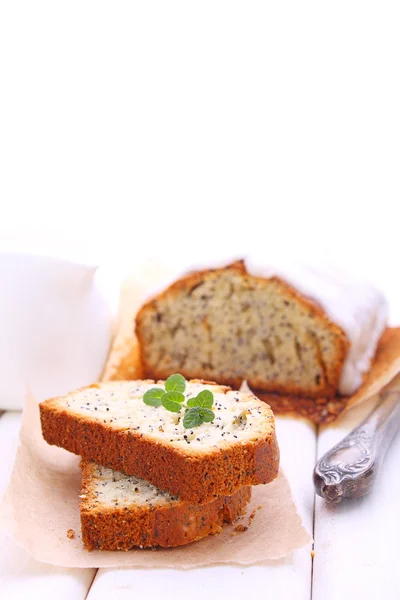 Dolce torta di agrumi con semi di papavero e ciliegina su uno sfondo bianco — Foto Stock