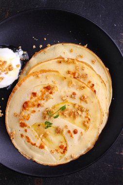 Elma ve fındık ile krep